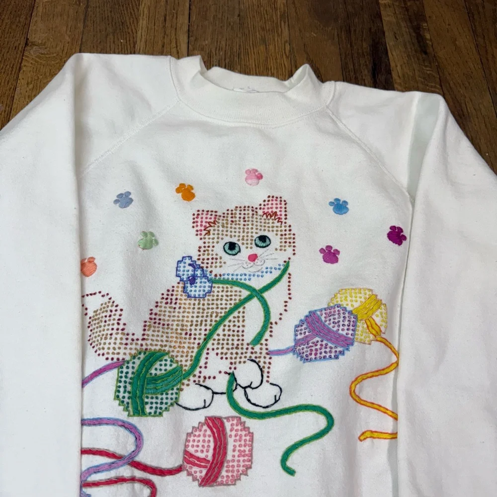 Vintage Hanes Sewn Kitten Pattern Playing Yarn White Size Medium Colorful - Picture 5 of 8